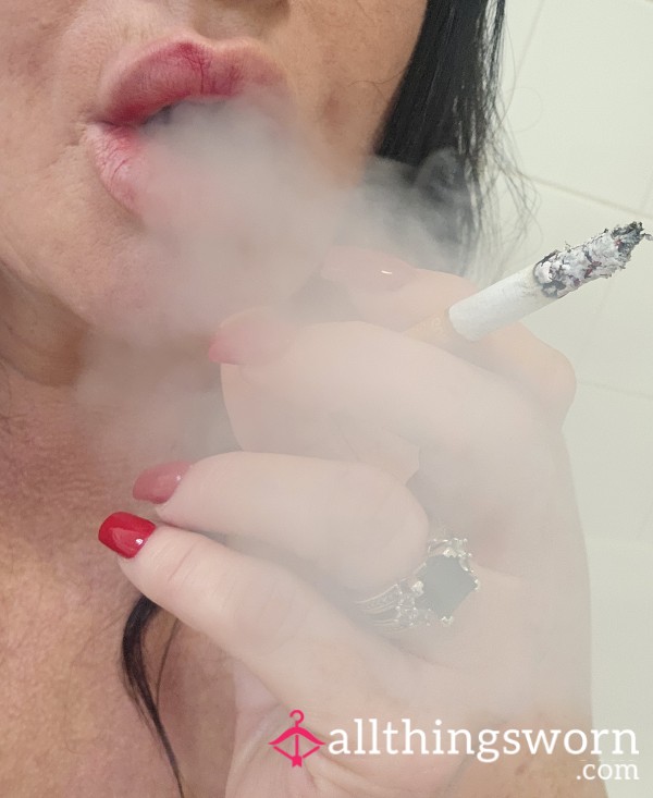 1 Min 33 Sec Smoking 🚬 In The Bath
