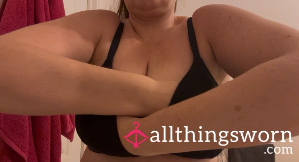 1 Min Of Me Moisturising My Titties