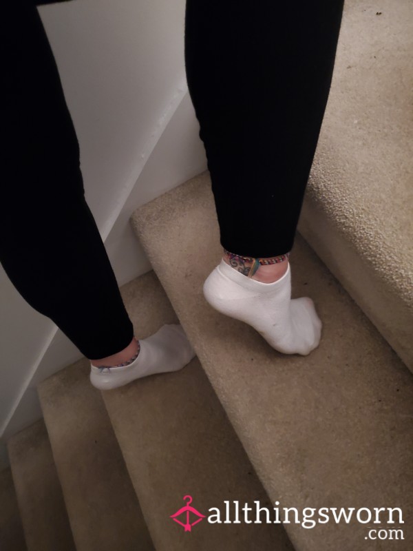 1 Minute Foot Tease Video Of Me Telling You To Suck, Rub And C*m Whilst Rubbing My Naked Feet
