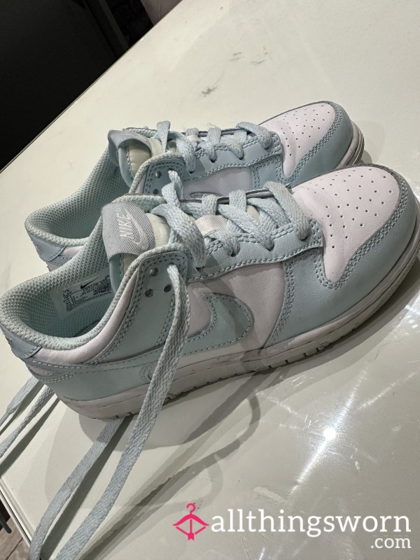 Goddesses 1 Minute Shoe Playing Video In Blue And White Nike Dunks