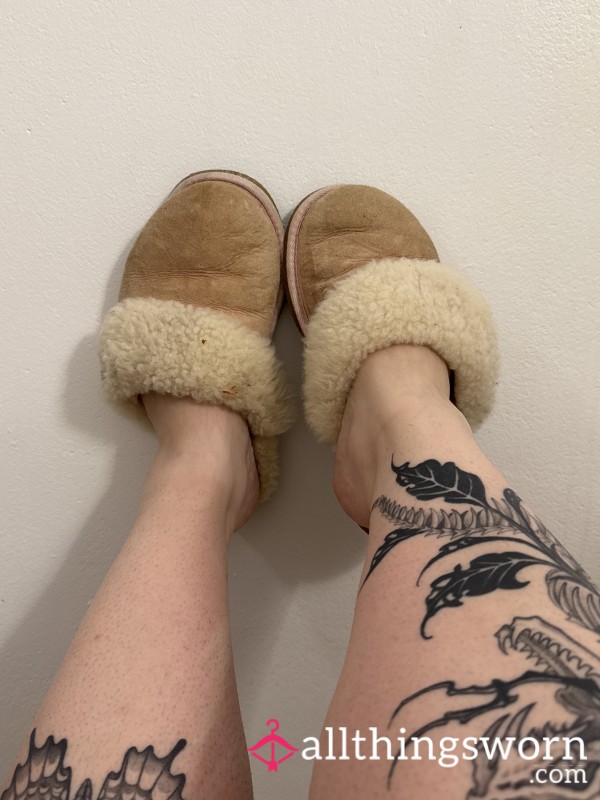 (1) Pair Available. Ultra Worn-Dirty Genuine UGG Slippers.