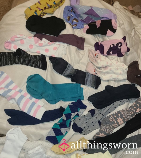 1 Week Wear! 1 Pair Colorful Socks!! Pick Your Poison 😛