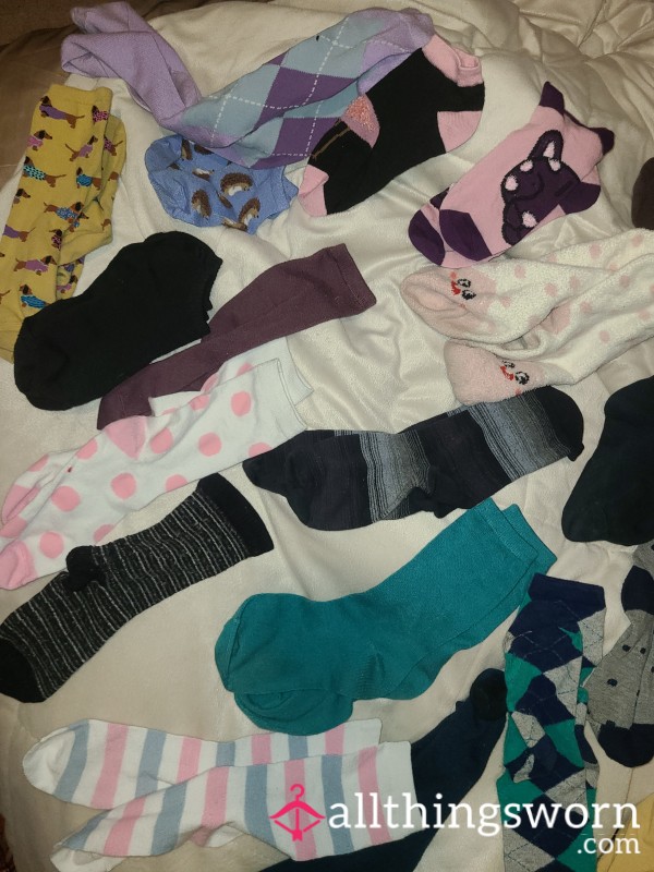 1 Week Wear! 1 Pair Colorful Socks!! Pick Your Poison 😛