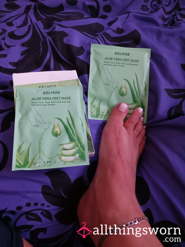 1 Pair Of Used Feet Masks Aloe Vera Foot Mask