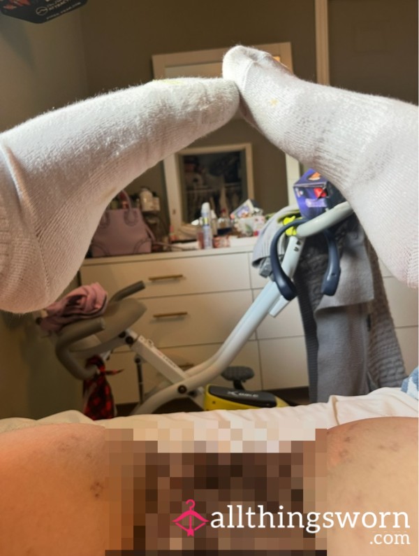 10 Hairy Kitty & Socks Pictures (Lower Face Reveal)