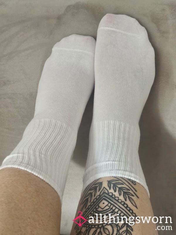 9 Pictures Of Queen Wearing White Ankle Socks