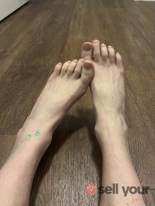 10 Pictures Of My Dainty Little Feet