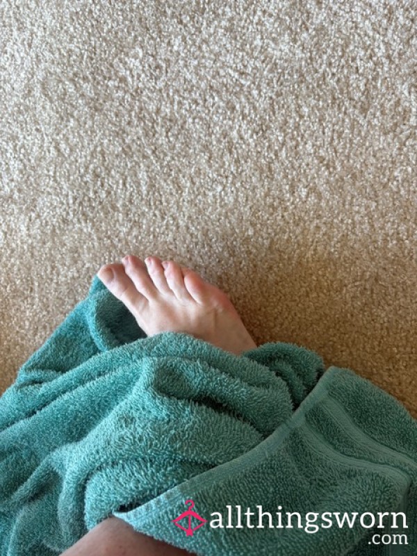 16 Photos Of Me Toweling Off My Feet After Shower