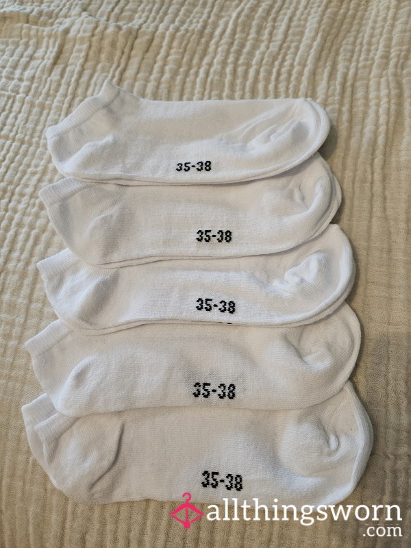1Pair Of White Ankle Socks Well Worn For You😌