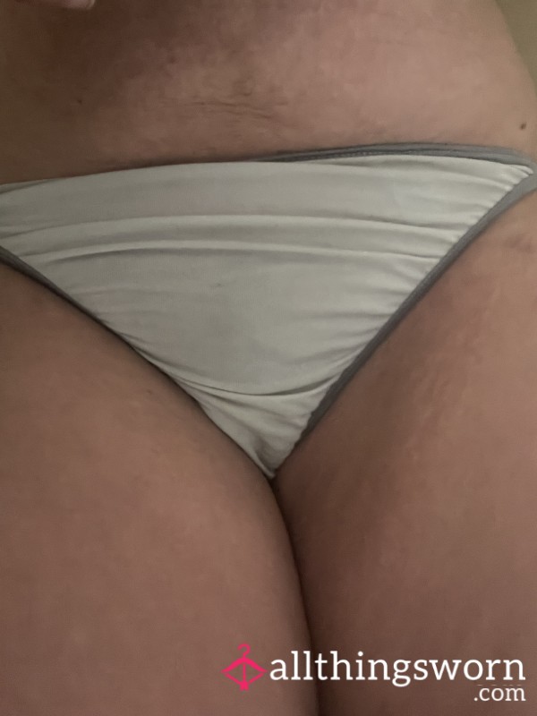 2 Day Wear White Thongs