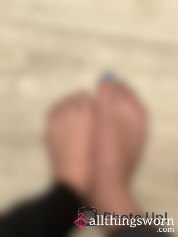 2 Girls Foot Show 😋 7 Photos