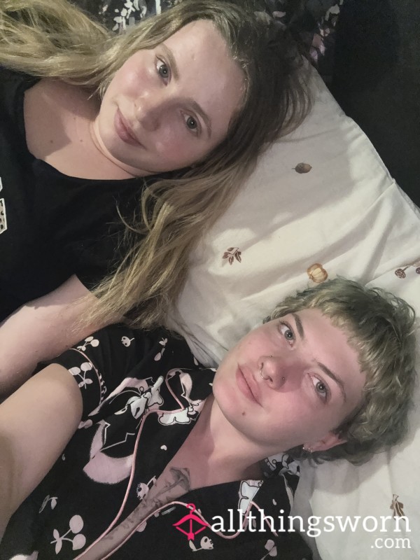 2 Lesbians Playing With Themselves