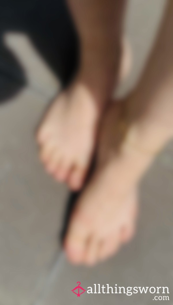 2 Min Socks Off Spontaneous Barefoot Garden Vibes - P**ling Feet & All Natural