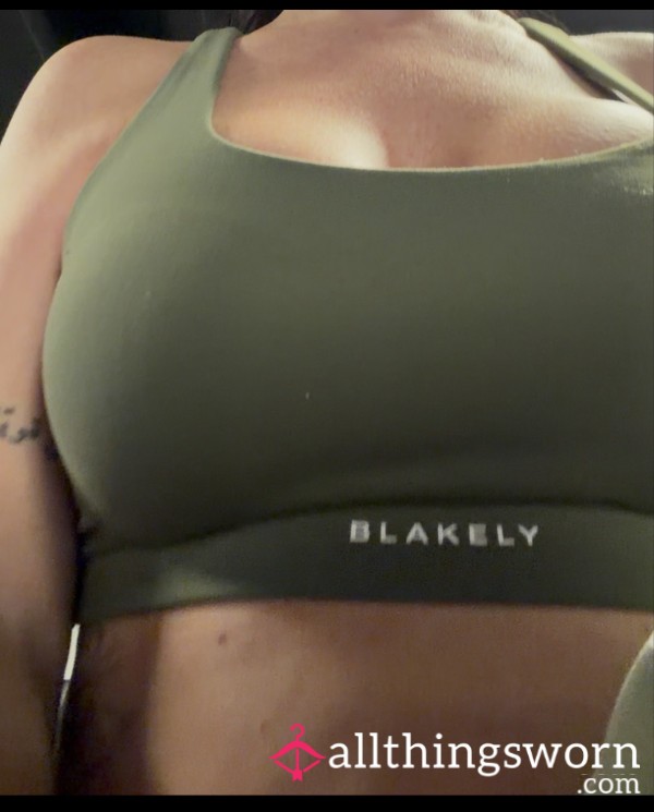 2 Minutes Of Bouncing Titties 34DD On The Treadmill