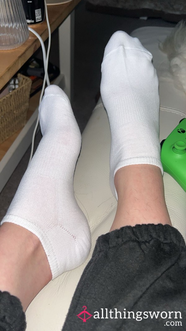 2 Week Long Worn Pair Of White Socks 🧦