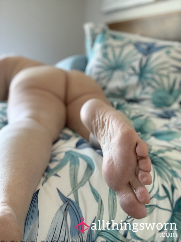 20 Photos Of My Feet Soles With Nude Body Shown