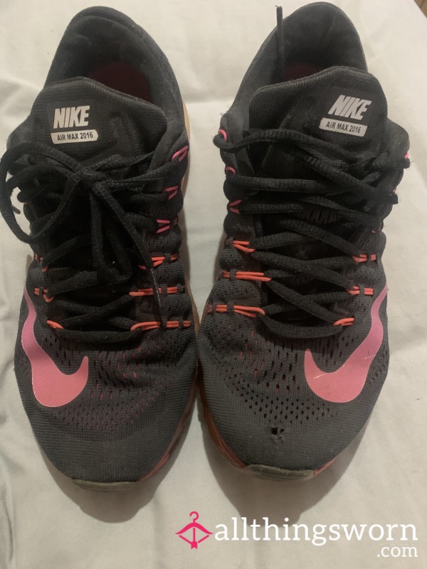 2009 VERY Well Worn Nike Trainers Size 5