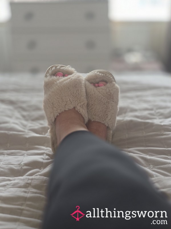 ✨ 3 Minute Foot Ignore In White Fluffy Slippers ✨