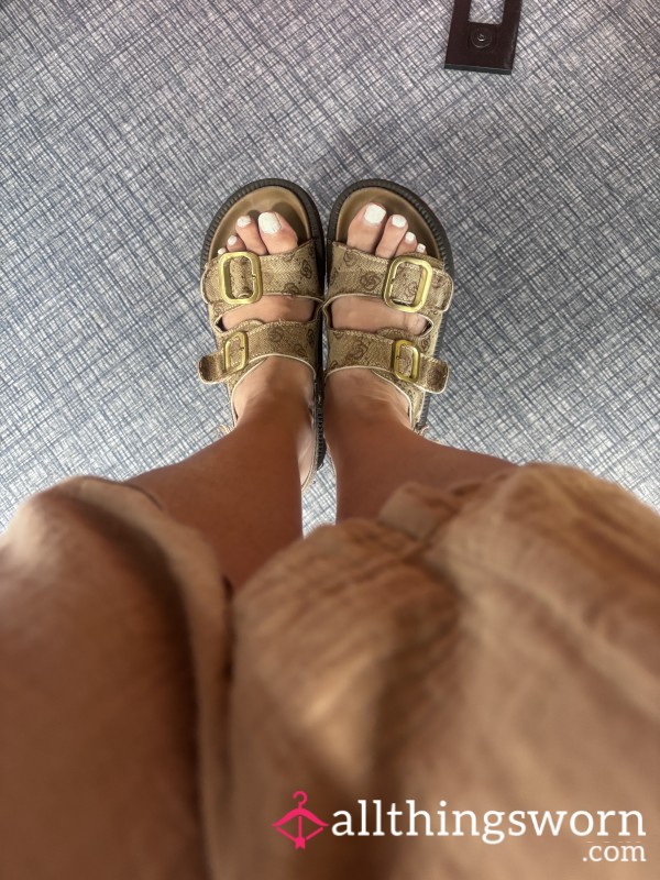 S**y Office Foot Dangling Tease – Bare Feet Swinging While Coworkers Work Nearby 😈”