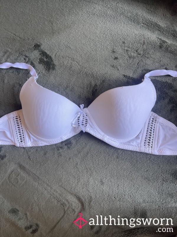 34 B ANGELIC WHITE VICTORIAS SECRET PUSH UP BRA🤍
