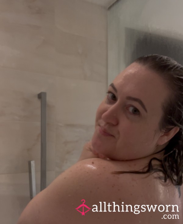 38DD Plus Size Hotel Shower - Shows Breasts