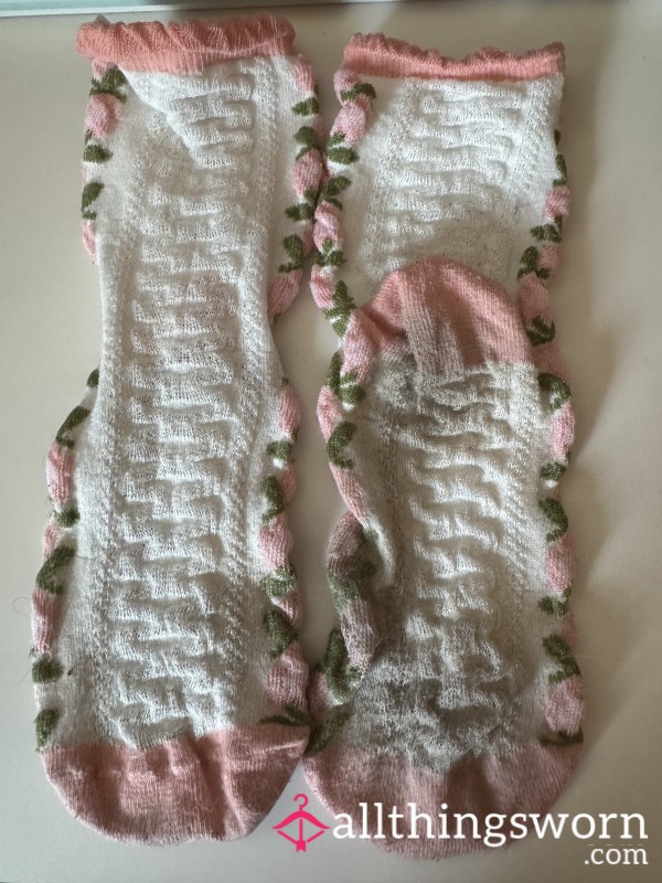 🤍🌸 6 Days PREWORN Pink Rose Ruffle Crew Socks