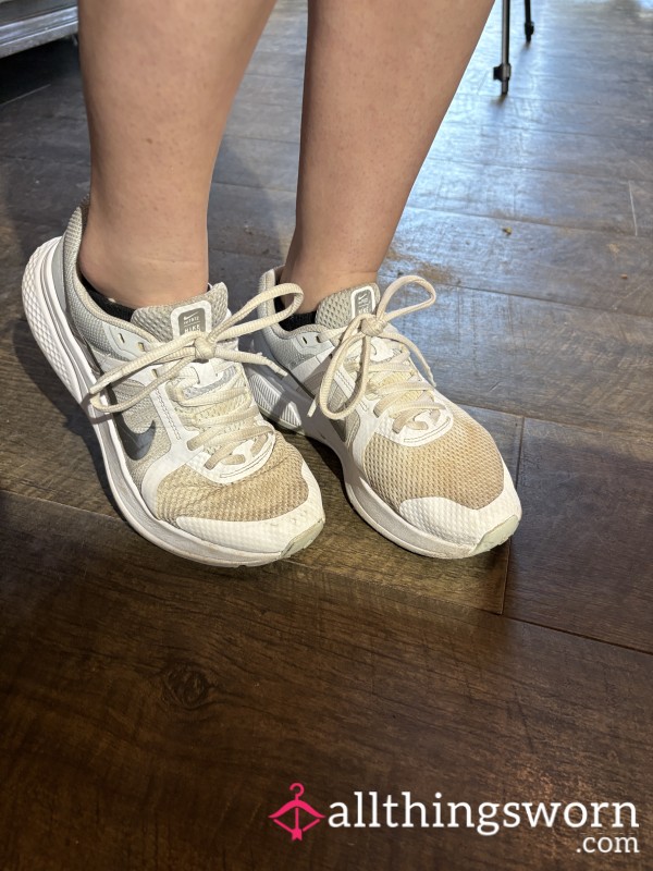 4 Month Old - Stinky Gym Shoes - Nike US7.5