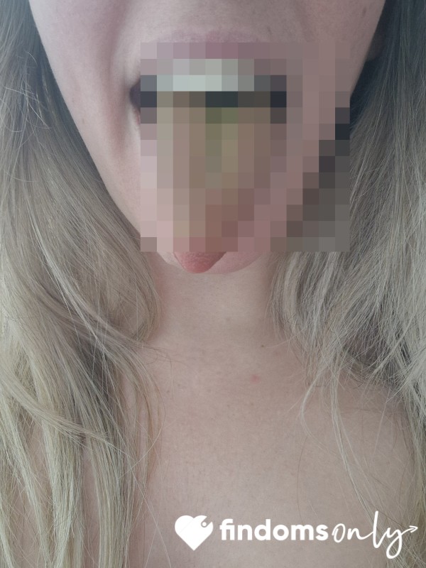 4 X Pics Green Tongue 🤑 Flip You Off 🖕