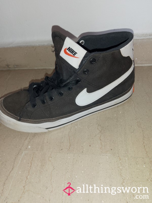 4 Year Old Nikes Cheesy Smelling Trainers Who's The Lucky One To Get Nose Diving In These