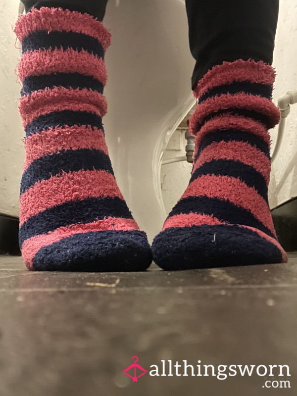 43 Seconds Of My Feet In Pink Stripy Fluffy Socks Whilst Having A Wee Wee 🙊