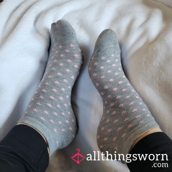 48 Hr Ankle Socks Gray With Pink Hearts Lomg Walks Outside Work