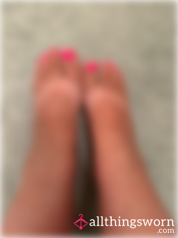 5 Cute Foot Pics With Pink Toes