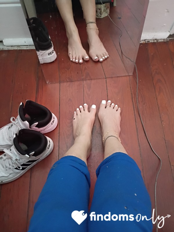 5 Feet Pics To Tease Your D*ck With