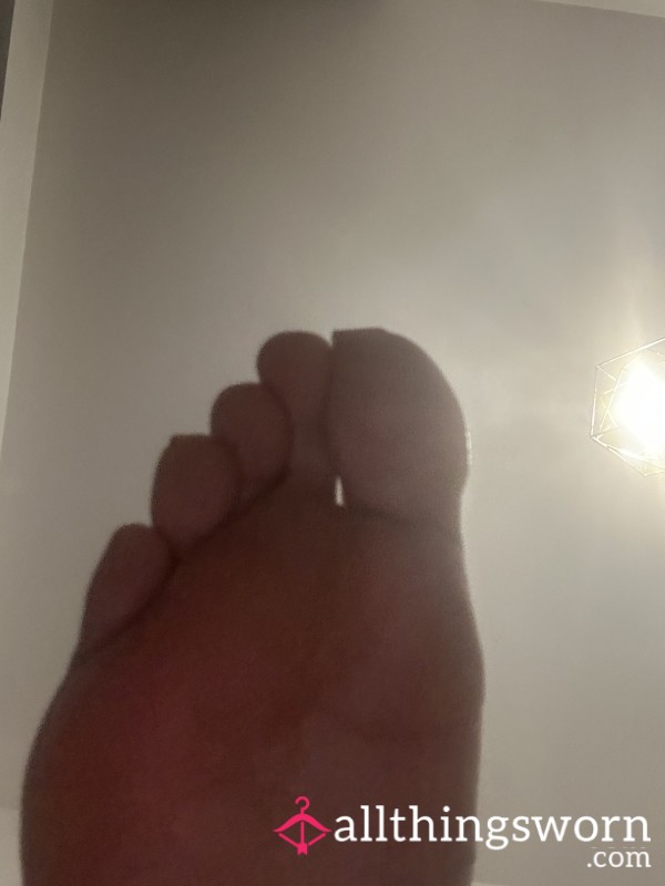 4 Mins…. Fully Clothed Just Feet 👣