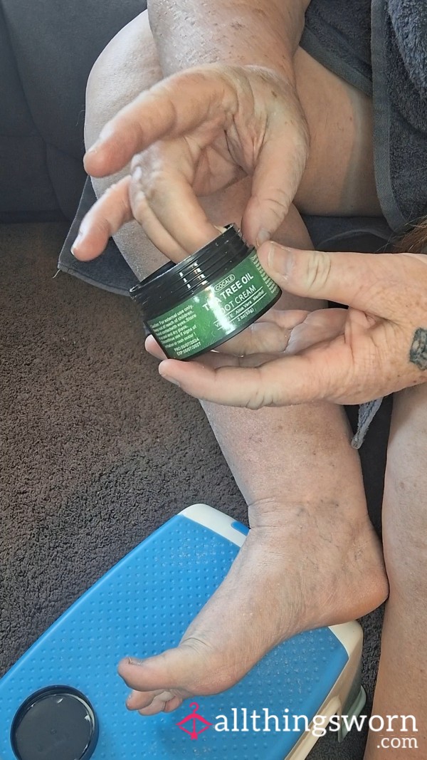 5 Minutes Of Me Moisturising My Feet