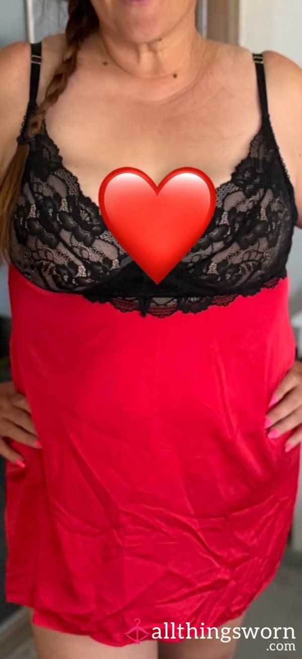 5 Red S**y Lingerie Pics Just For You