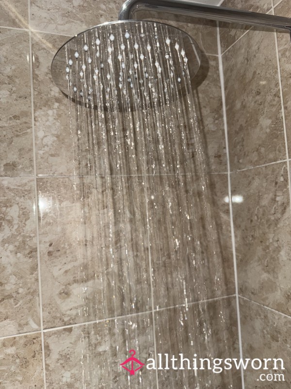 5 Shower Titty Pics 👀🍒