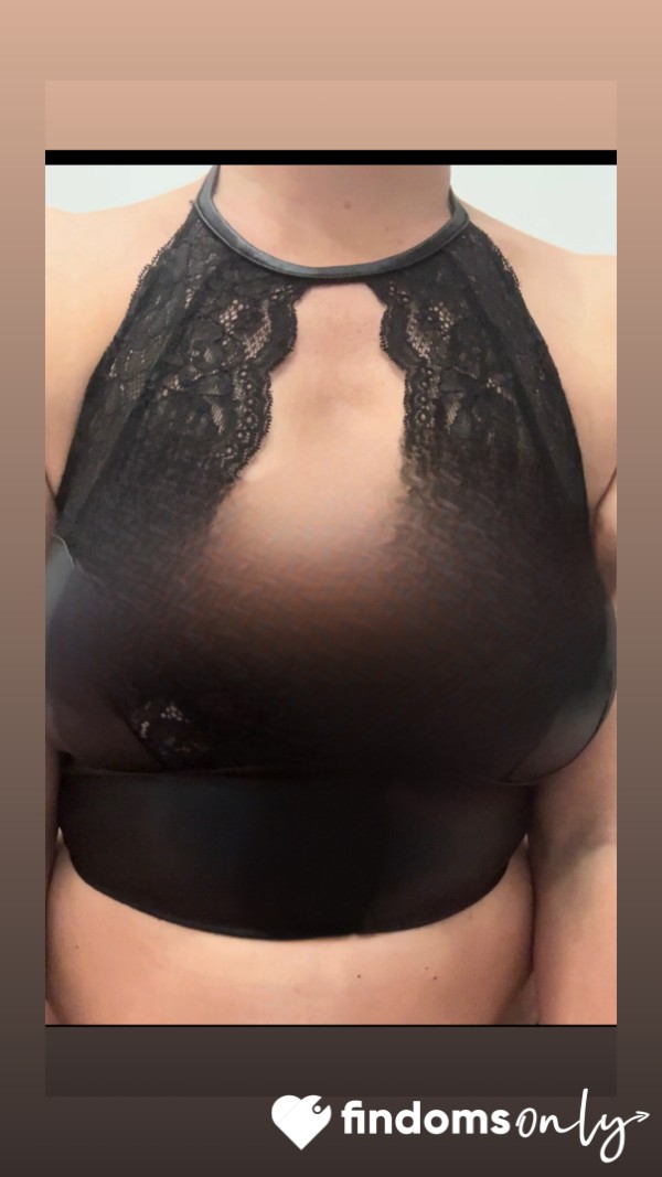 5x Tantalising Tittie Pics 👀