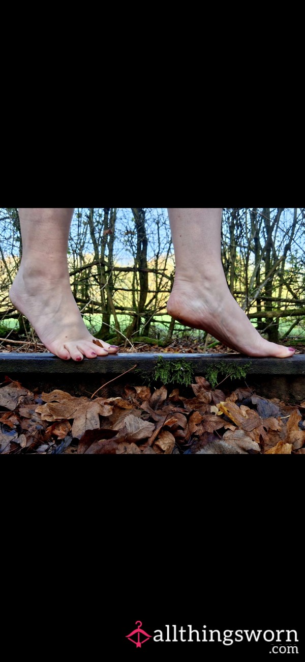 7 👣🍁 Photos - Walk On The Train Track