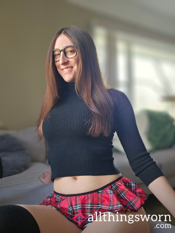 9 Min Schoolgirl Gets Too Horny While Reading, Masturbation W/ Di**o