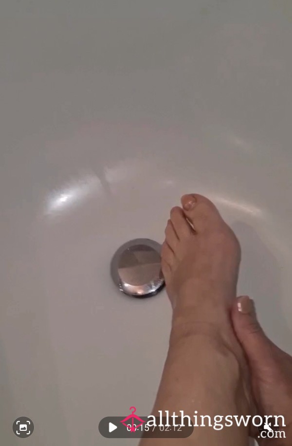 120 Sec REAL Bathtub Foot Pampering – Oil, Ma**age, Toe Play, Socks On