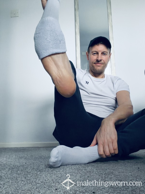 90 Second Foot / Feet / White Socks Video - Size 10