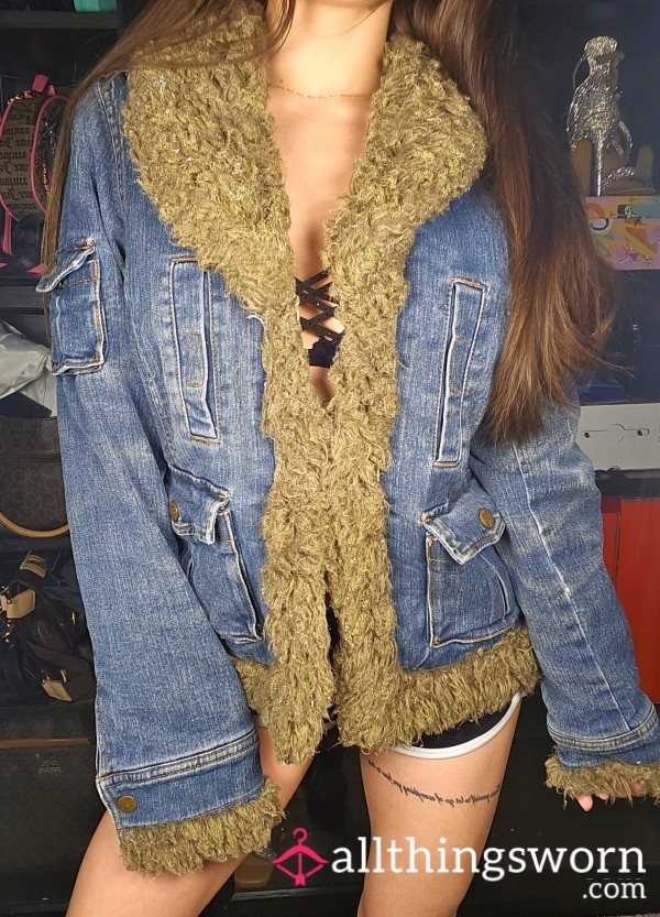 🤍90's Y2K Denim Jacket Old Well Worn Jean Jacket Faux Fur Collar Longsleeved Coat Well Wprn For Years! Vintage Style Japanese Asian Girl Fitness Model Personal Trainer