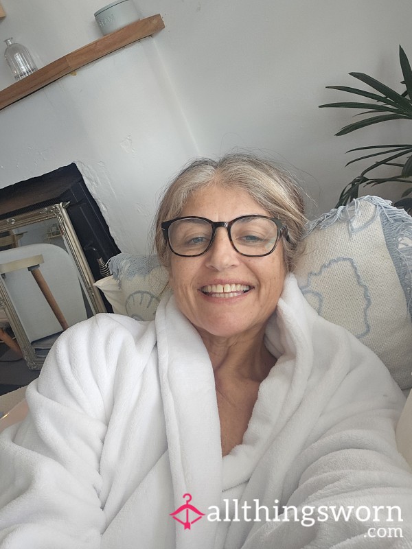 A Beautiful, Mature Woman’s Soft & Romantic GFE
