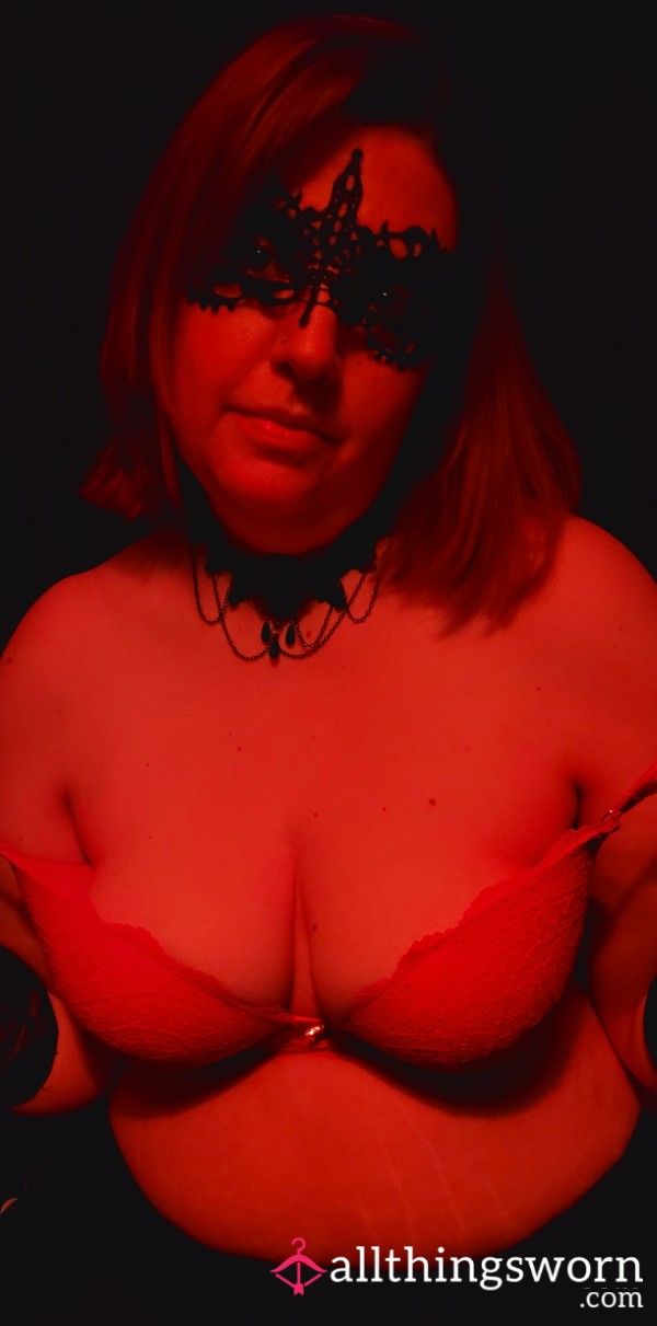 A Bit Of Fun With My Mask And Lace Gloves 💋