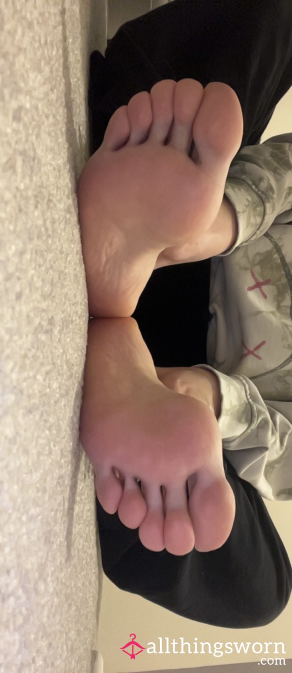 A Cute Bundle Of Feet Pics👣