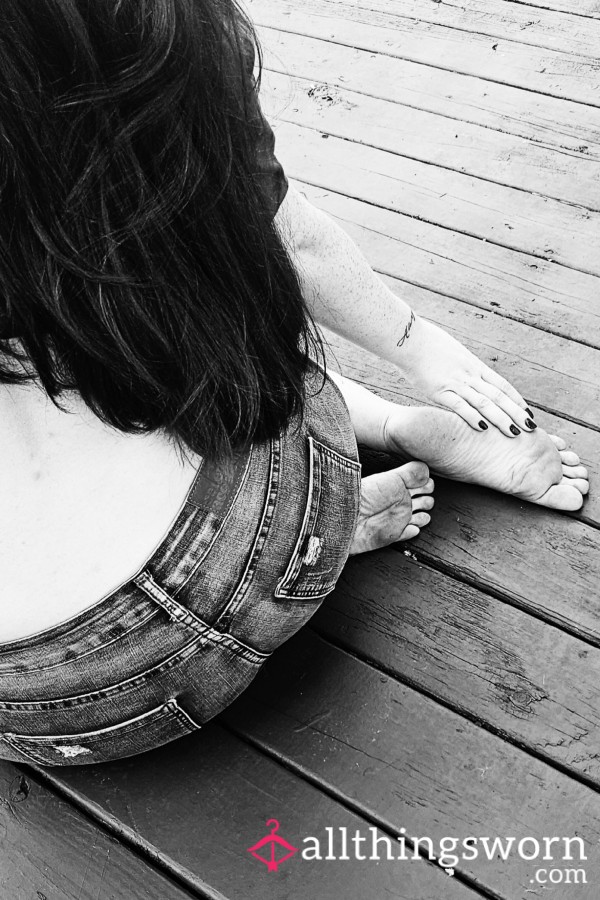 Adorable Dirty Feet And Daisy Dukes Black And White