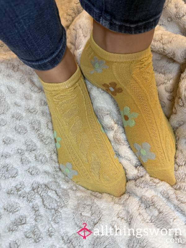 Adorable Stinky Flor*l Socks💛