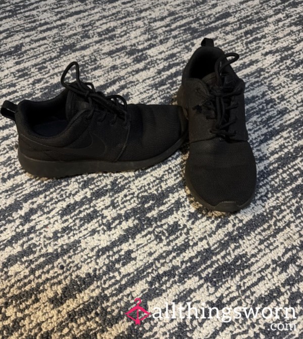 All Black Nike Roshe’s