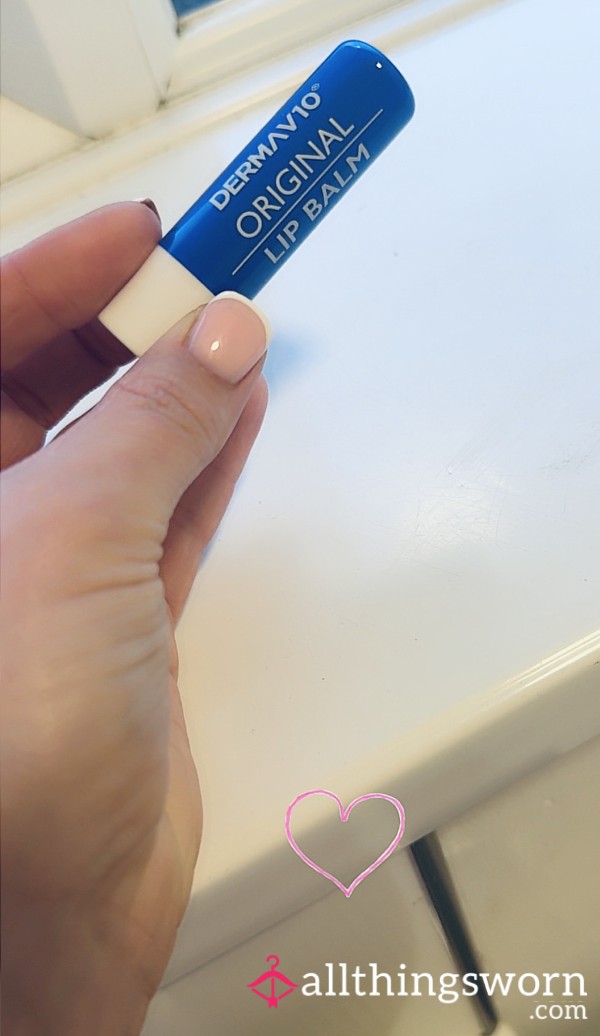 Applying A  Lip Balm 💋